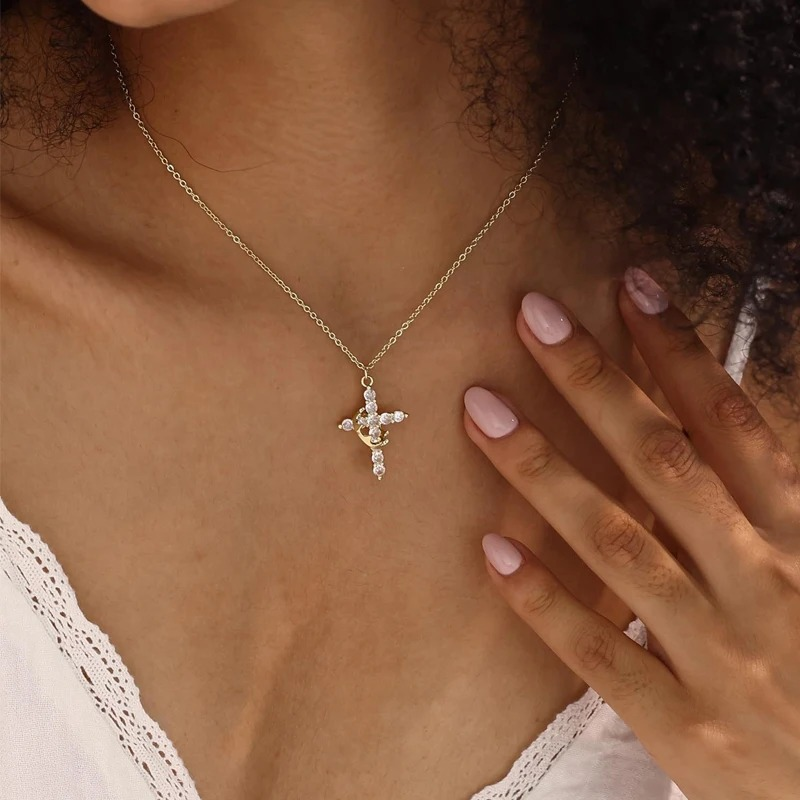 LivelyMelory - collier croix et couronne
